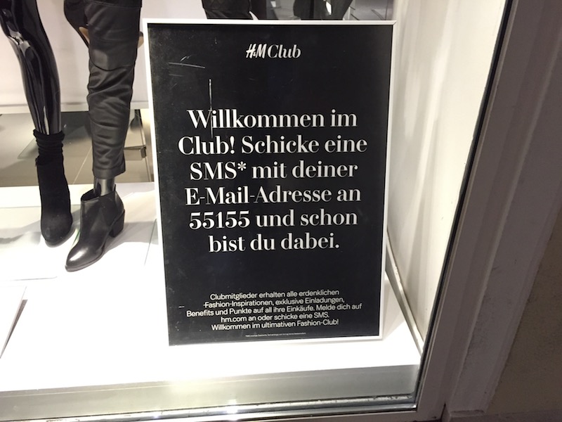 Email Adressen gewinnen: Aufsteller im Schaufenster